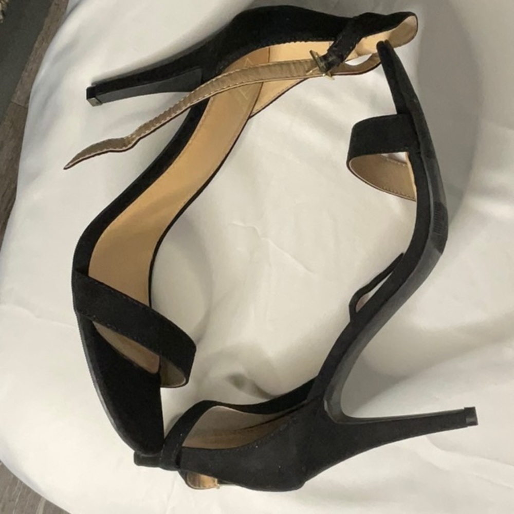 Ladies high heel sandal by Material Girl size 10M